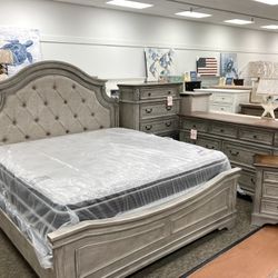 New King Bedroom 🔥🔥 AVAILABLE NOW