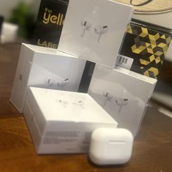 AirPod Pro w/ Mage Safe Charing Case And Charging Cable  