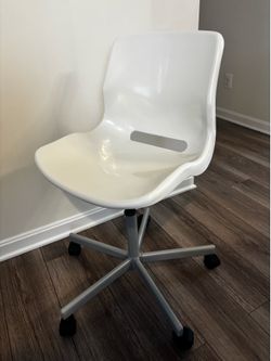 New white desk chair