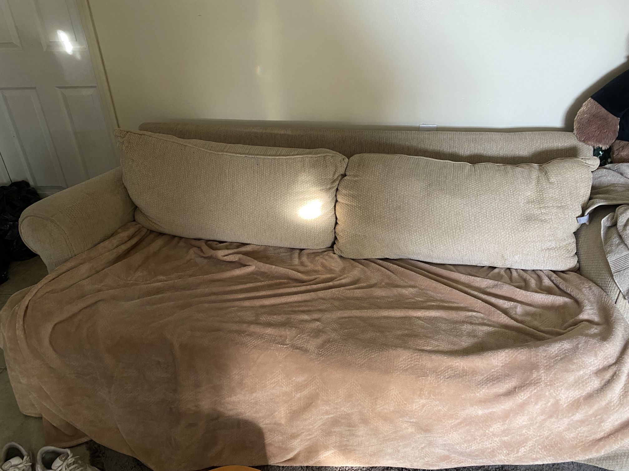 Beige Pull-Out Couch – Machine Washable Covers