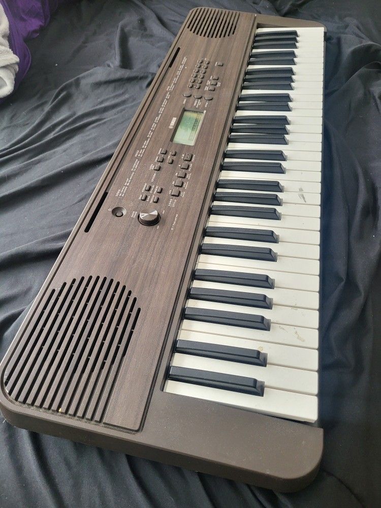 Yamaha Piano Keyboard E360