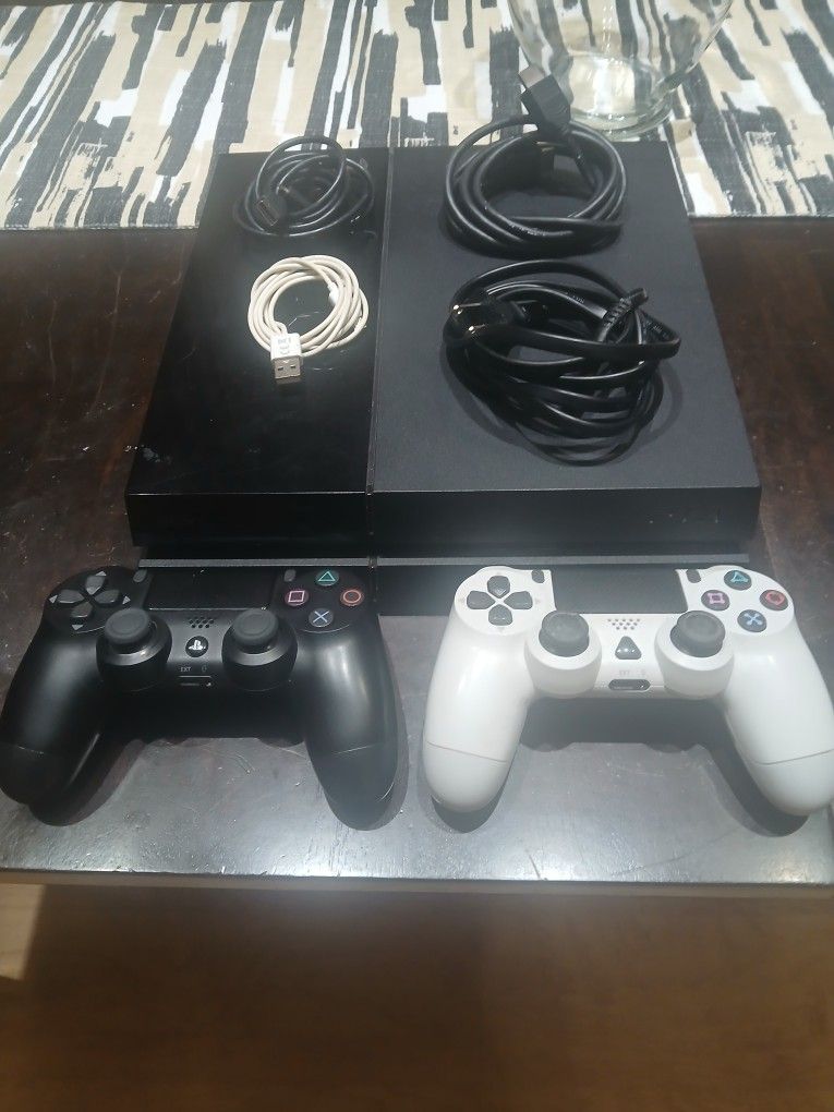 Ps4 In Great Condition / 2 Wireless Controllers And Cables.