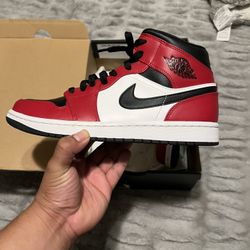 Jordan 1 Mid “Chicago Black Toe” Size 8.5