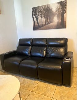 Black leather 3-seat reclining sofa.