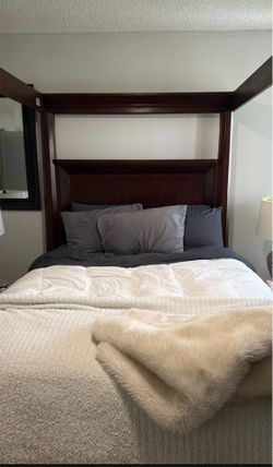⚡️Beautiful Dark Wood Canopy Bed⚡️