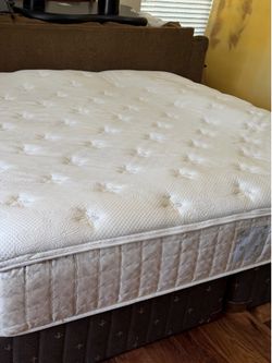 USED KING SIZE SERTA PLUSH MATTRESS WITH BOX SPRING DELIVERY 🚚 AVAILABLE