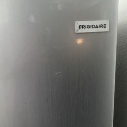 FRIGIDAIRE Refrigerator & Freezer 