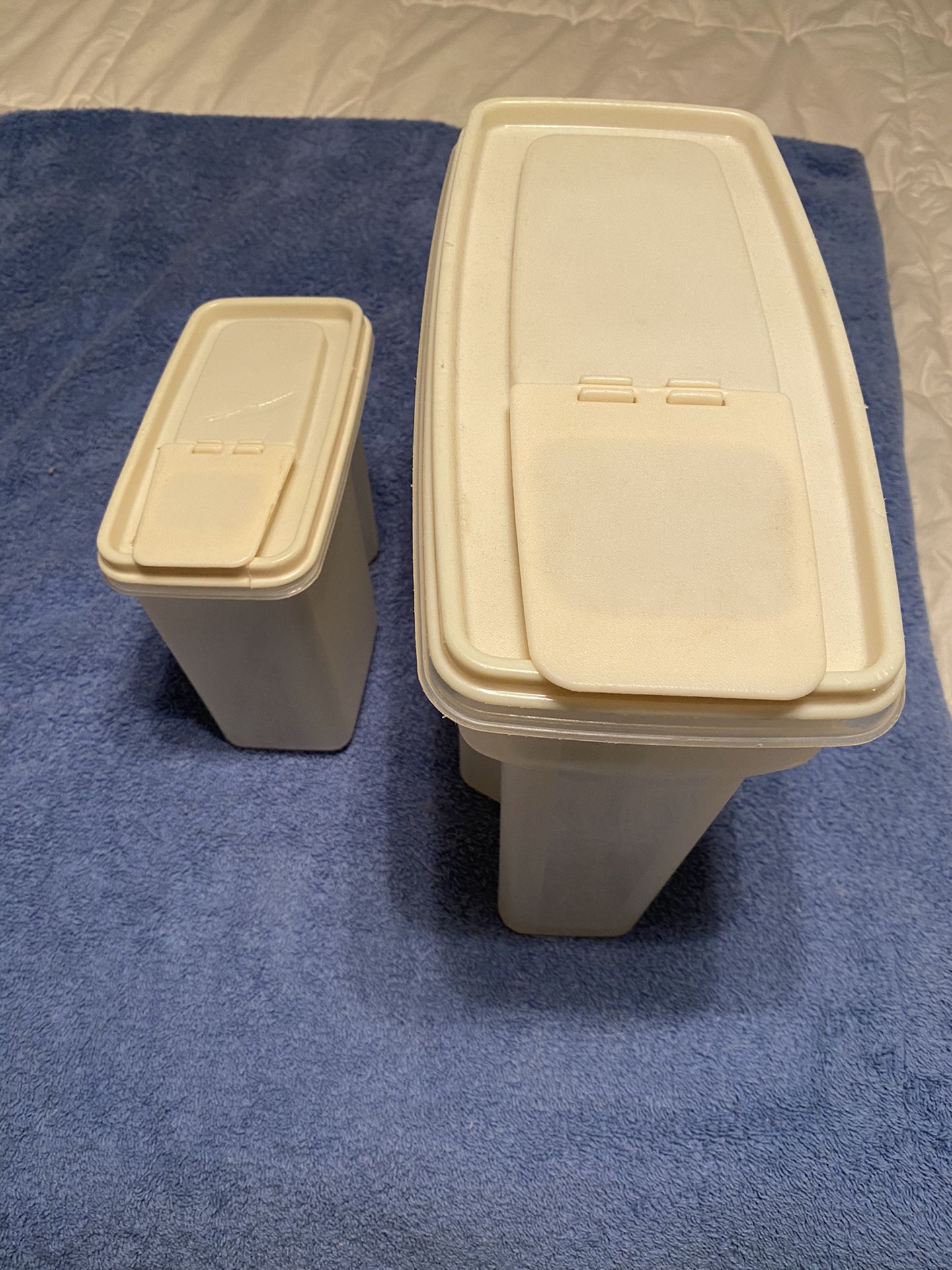 2 storage containers Rubbermaid