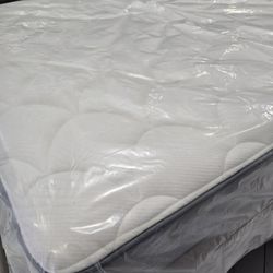 King Sizes Mattress And Box Spring Serta New 