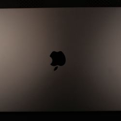 MacBook Pro M1 Max 16 Inch 32/1TB + 5K Monitor + 165hz Gaming Monitor