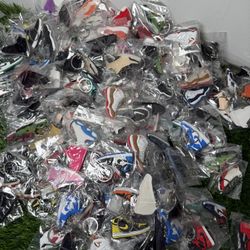 🔥 Huge Wholesale Lot — 300+ Shoe Keychains (Nike, Jordan, Adidas & More) 🔥