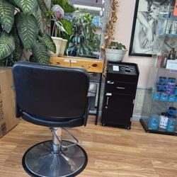 Hairdresser /hairstylist Chair 🪑used Clean Reason For Selling Just Want to Upgrade  Goes Up And Down Ready To Check It Out At The Beauty Salon 