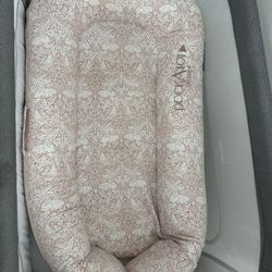 Dockatot Deluxe Baby Lounger