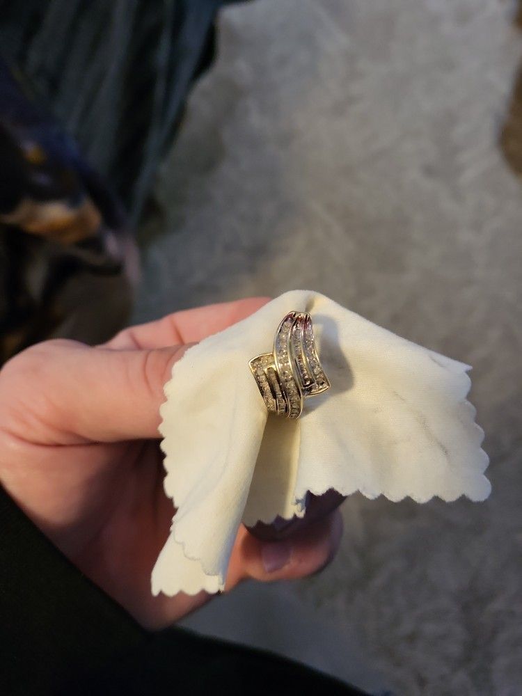 10 K Solid Gold Ring .With Cluster Of Earthmine Diamonds