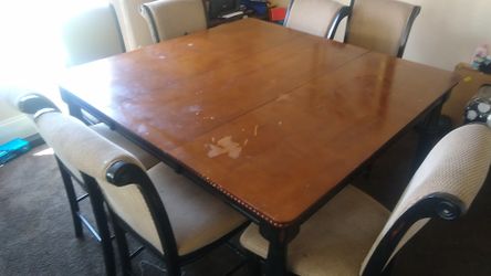 Table for sale asking for 300$ obo