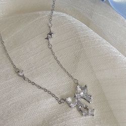 Bow necklace