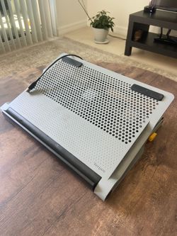 Targus AWE84US 17" Dual Fan Laptop Chill Mat with Hub - Up to 17" Screen Size