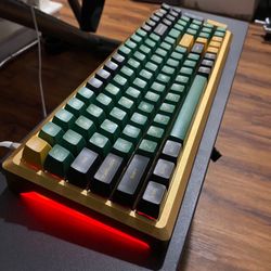 Custom Melody96 Mechanical Keyboard – CNC Aluminum/Acrylic Case – NK Creams – Domikey SA “Seals Army” Keycaps