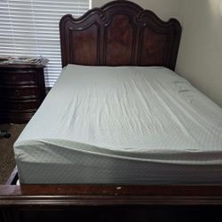 Queen Full Bedroom Set, Bed, Dresser And 2 Nightstands. Beautiful Solid Wood