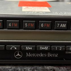 Mercedes Benz  1990 Radio .