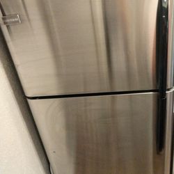 Fridgidare 20.5 cu.ft  fridge/freezer