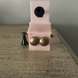 Salt and pepper shaker old, good shape