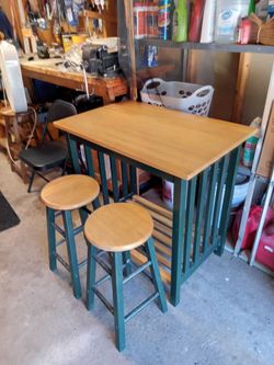 Island Breakfast Nook with 2 stools
