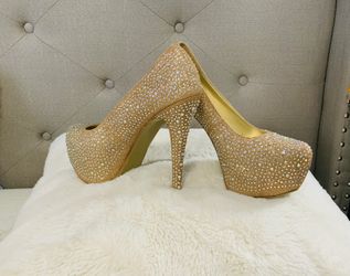 GOLD STUDDED PLATFORM HIGH HEELS SIZE 9