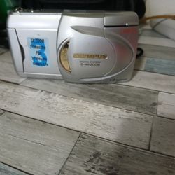 Olympus optical digital camera model number d-460 Zoom w/ memory card, charger, transfer cord and case