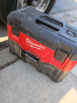 Milwaukee M18 vacuum
