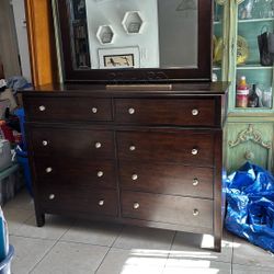 8 Drawer dresser  with mirror Pending