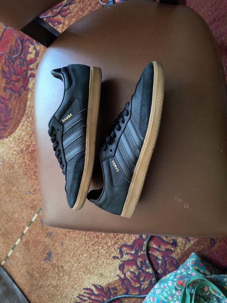 Men's Size 9.5 Black Adidas