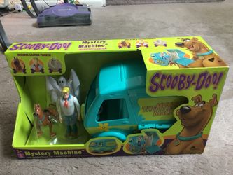 Scooby-Doo Mystery Machine Large opening playset with 3 Action figures (Brand New)