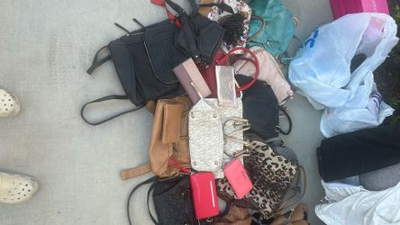 Women’s Handbags & Wallets