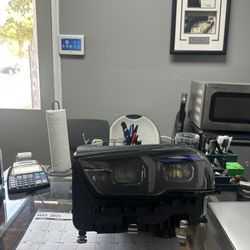 BMW 530/540 I5 ORIGINAL CHROME LEFT DRIVER ADAPTIVE LED HEADLIGHT HOUSING 2025/2026