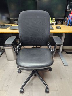 LIKE NEW STEELCASE LEAP V2 BLACK LEATHER WITH 3D KNIT BACK