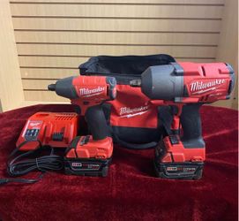 Milwaukee Kit M18 Fuel 18v Lithium lon Brushless cordless High Torque 1/2in. & Mid Torque 1/2 in. Impact Wrench Combo Kit
