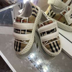 Burberry kids shoes / Worn Once/ Se Usaron Una Vez 