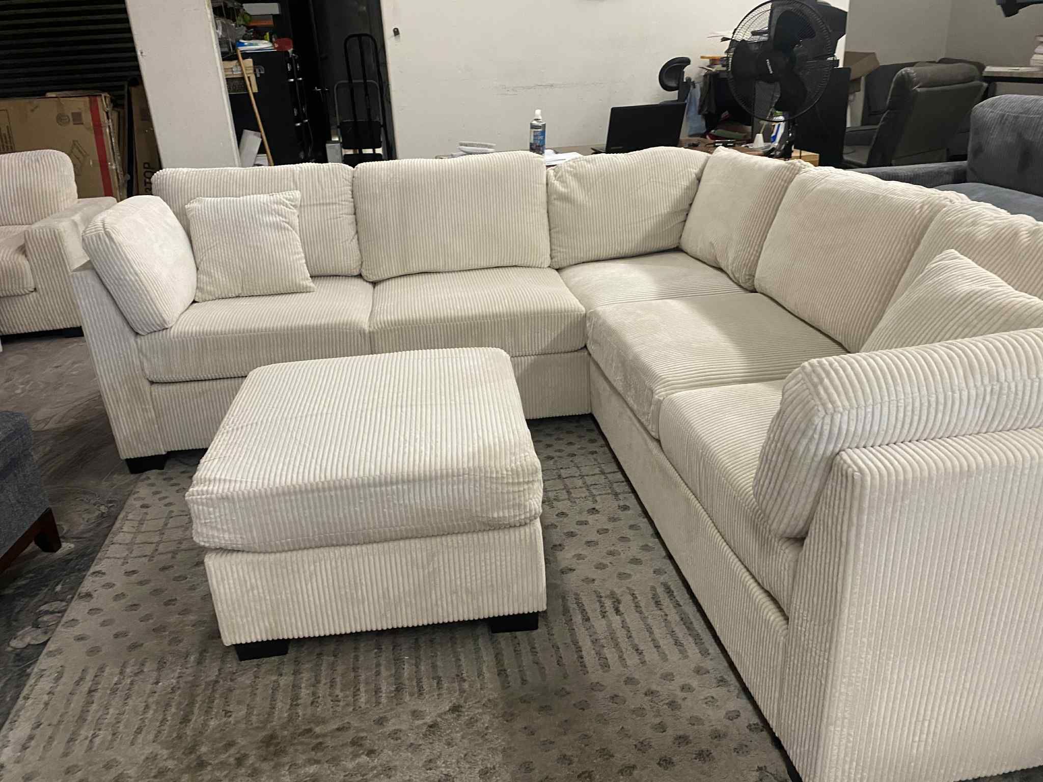 New Sectional Couch with Ottoman! Free Delivery 🚚! Free Assembly!