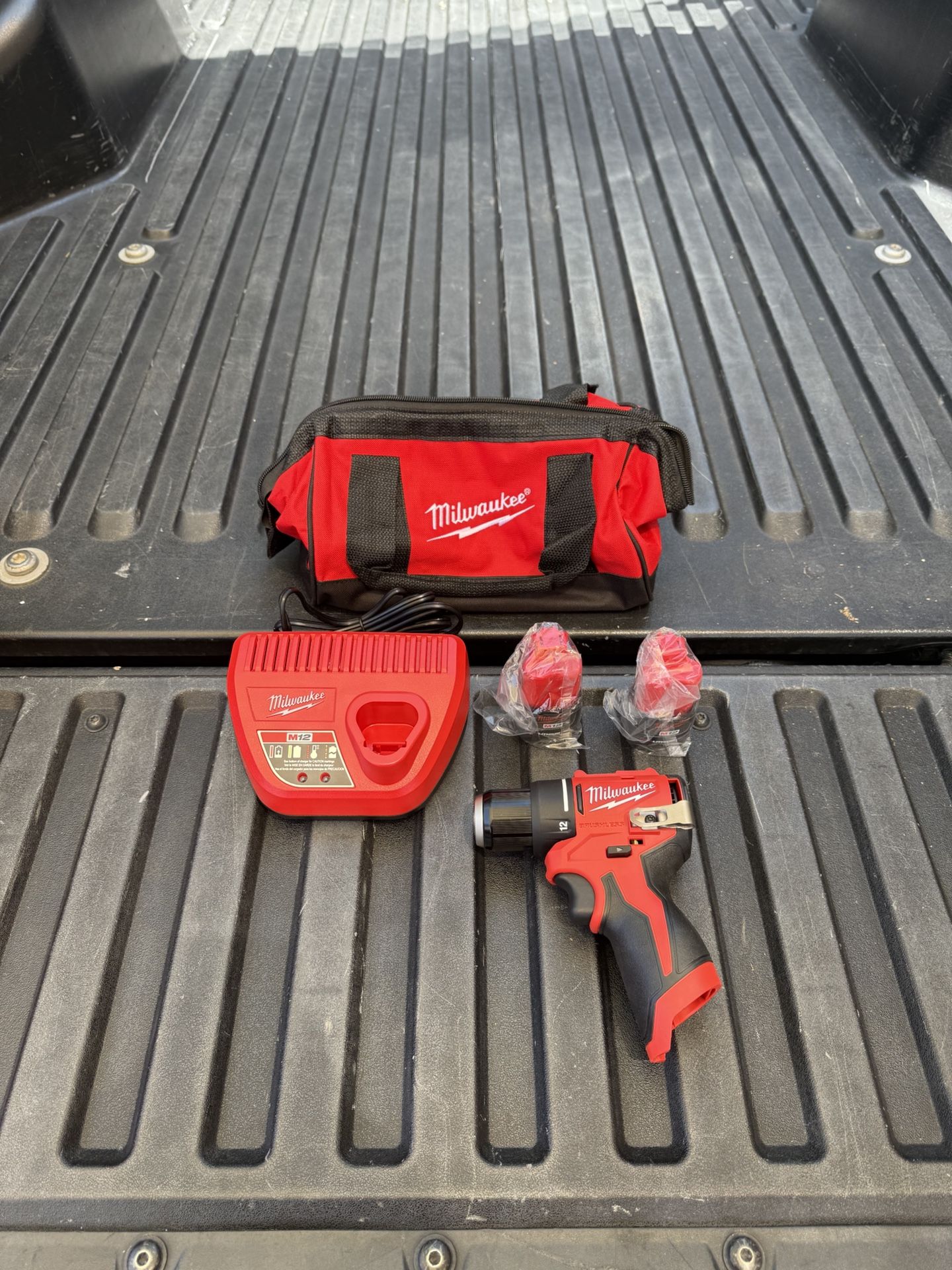NEW Milwaukee M12 12-Volt Lithium-Ion Brushless Cordless Subcompact Brushless Drill Driver Kit