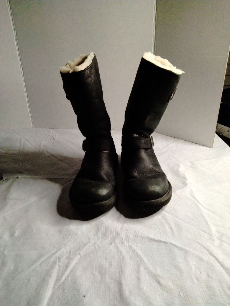 UGG Kensington Blk Leather 5678