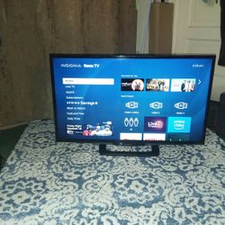 Insignia Roku Smart TV 32" Inch Remote control Included 