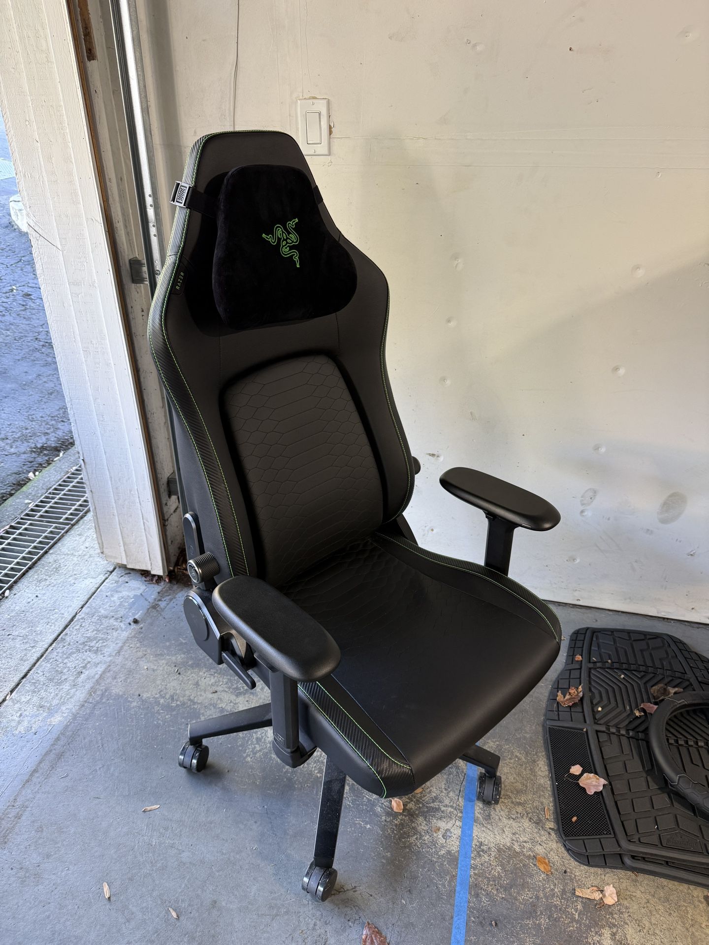 Razer Iskur V2