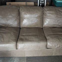 Nice 4 PC Living Room Set Great Condition ( Love Seat Not Pictured)