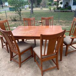 Diiing Table/ 6 Chairs 
