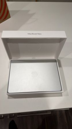 MacBook neo like new white color 8ram 512gb hard drive