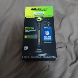 GILLETTE RAZOR WITH EXFOLIATING BAR