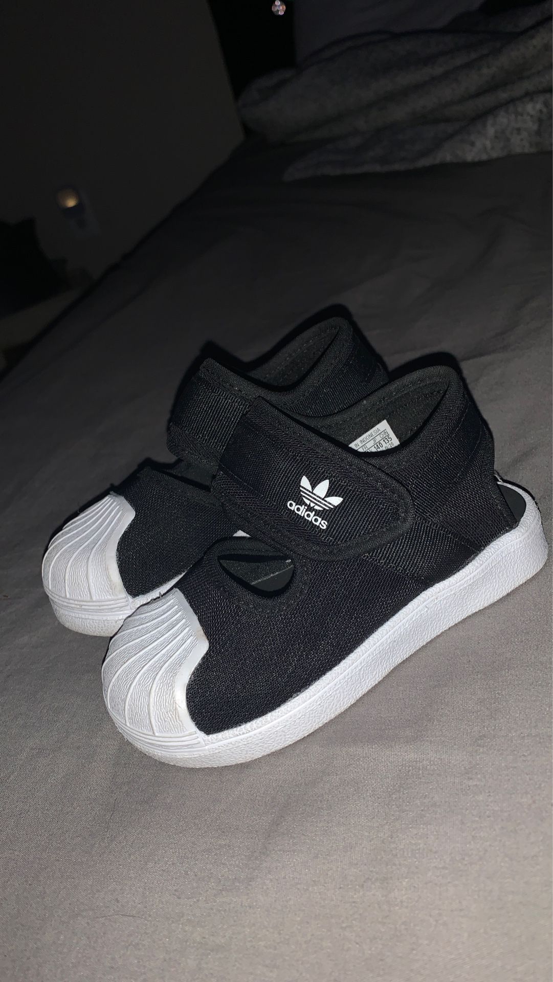Toddlers Adidas Shoes (SIZE 7c)