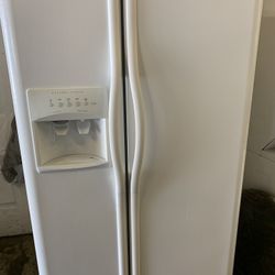 White Side By Side Refrigerator Ex Large Excellent  .   Warranty  . Delivery Available . 2522 Market st. 33901