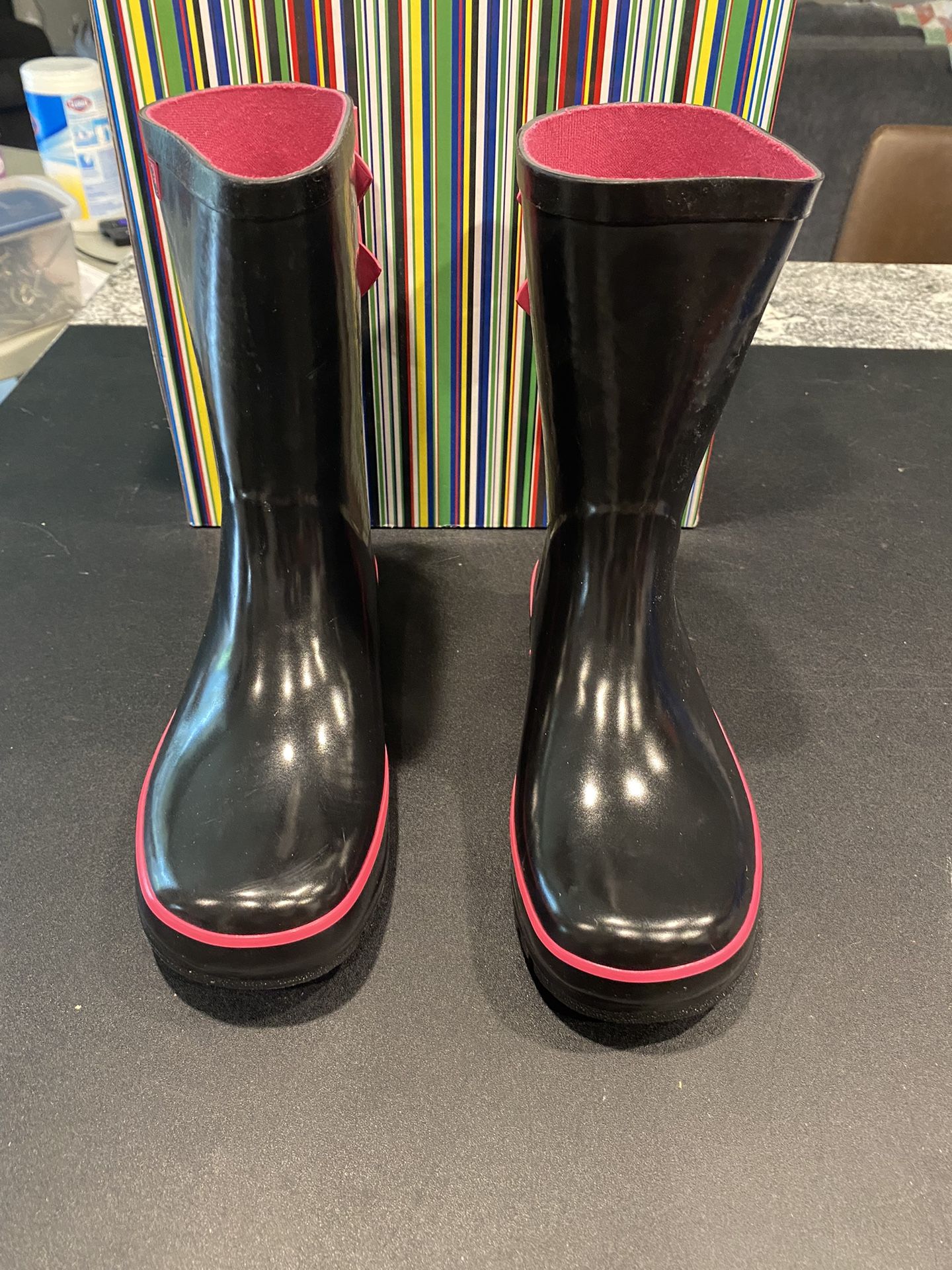 Pluie Pluie Solid Black Double Bow Rain Boot, Size 1 New In Box  Solid choice for style, with double bows as a nicely added touch at the back.  City a